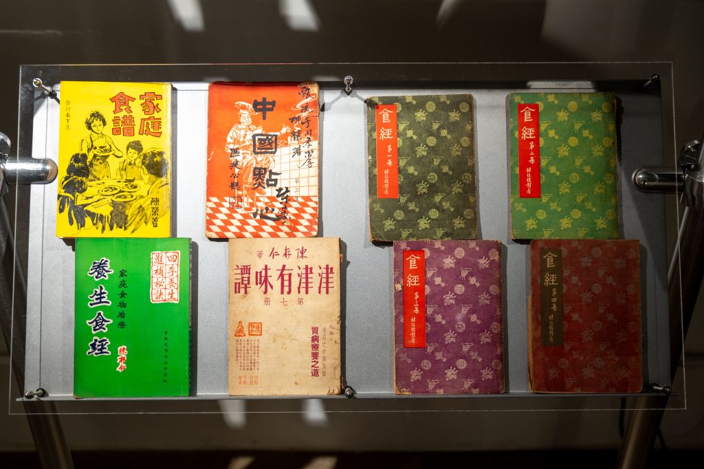 各種經典食譜著作，包括名廚陳榮的作品。（劉彥汶攝）