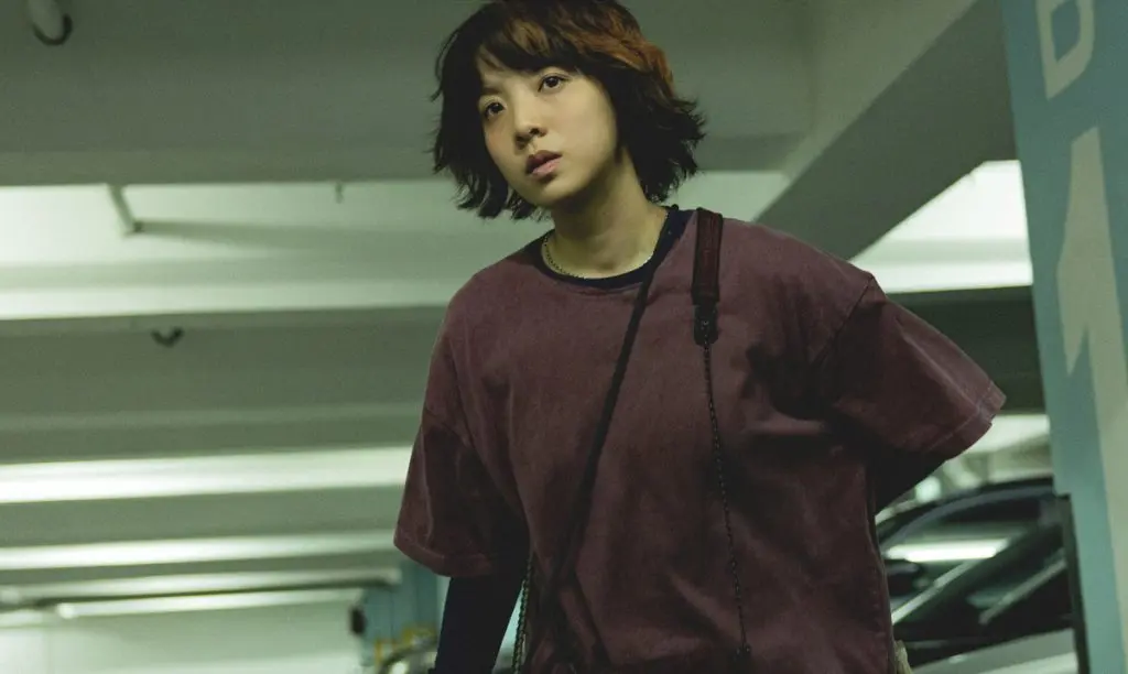鍾雪瑩演女兒，人設是冷靜的「淡定姐」。（劇照由高先電影提供）