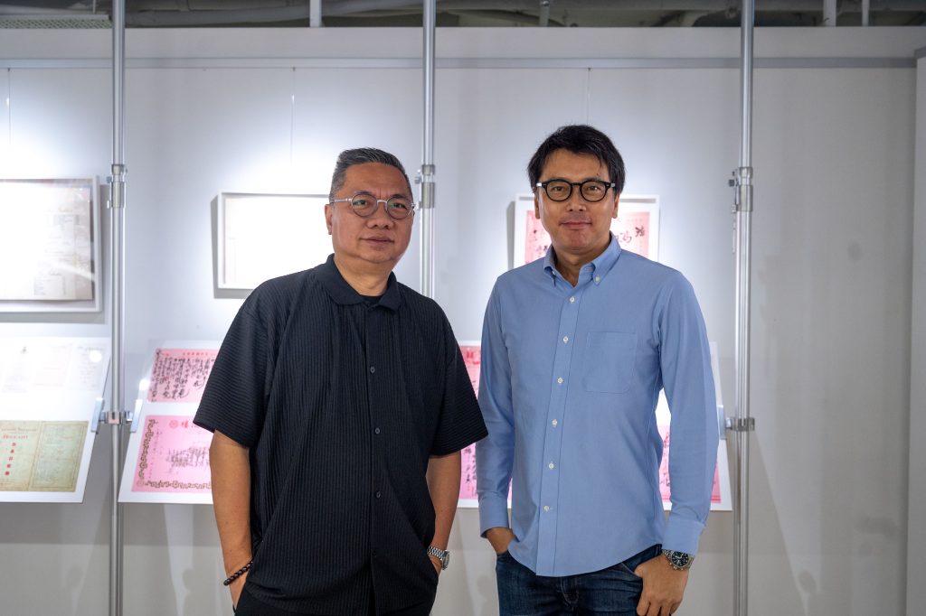 收藏家John及artellex主理人Alex。（劉彥汶攝）