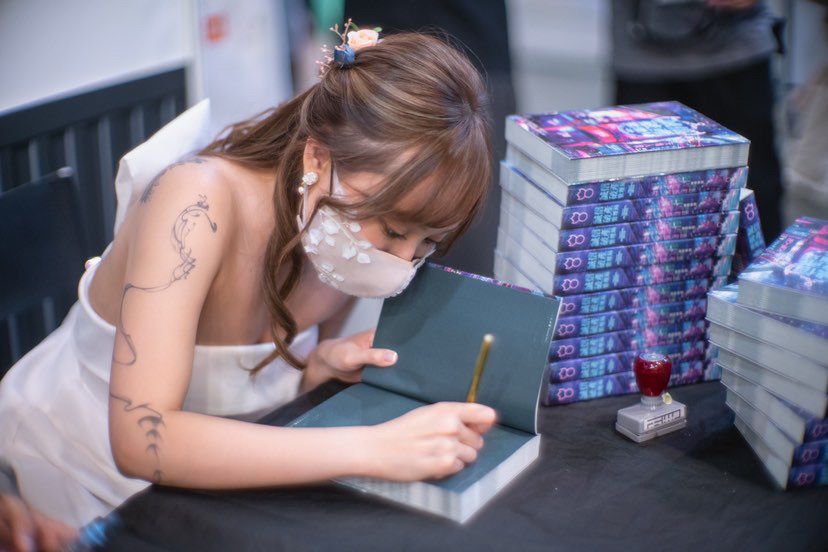 理想很遠於2021年最後一次出席香港書展，剛好推出《誠信破產管理局》。她上午完成婚禮後，她身穿婚紗與丈夫趕往會展出席簽書會。（相片由受訪者提供）