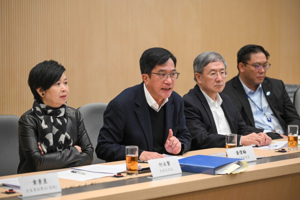 黃偉綸(左二)6月預告不排除立法收回宏福苑業權。