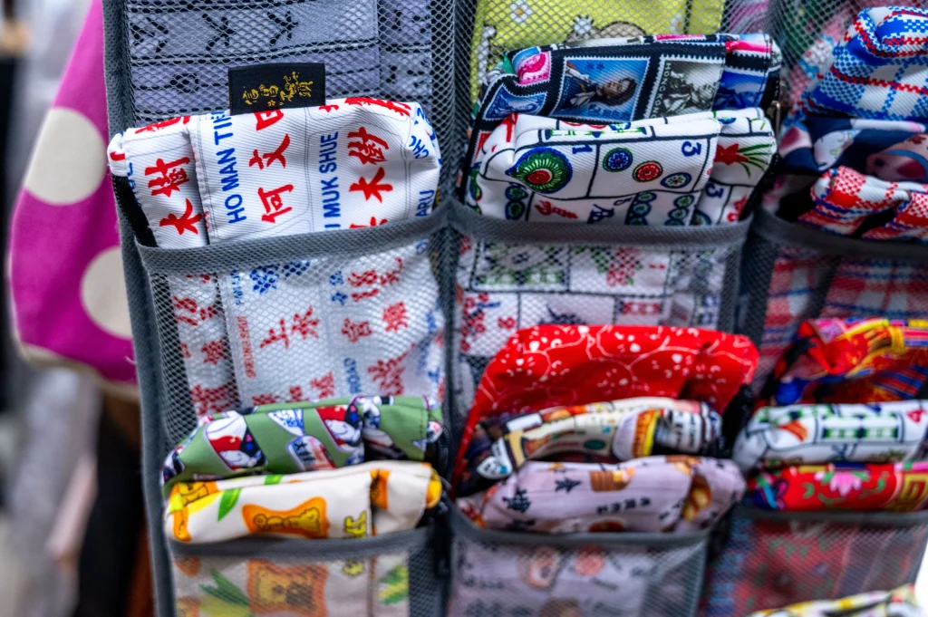 移民潮令「棚仔」失去了一批中產客，傳承者設計一些香港特色布，吸引移民港人買布。