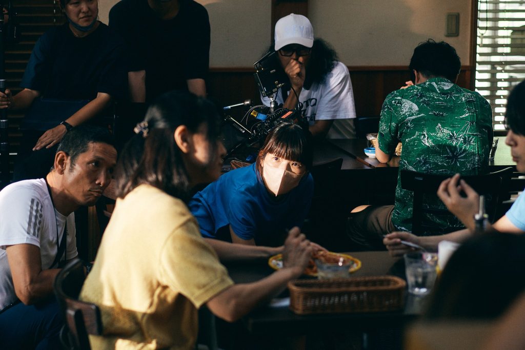 手語指導早瀬憲太郎（左一）與導演吳美保（中）觀察演員的手語表達。（亞洲電影節提供）