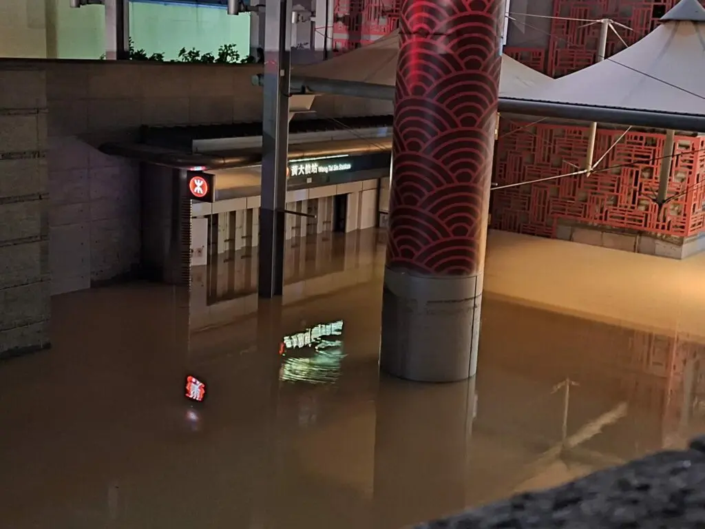 讀者於周五晚上7時半拍攝黃大仙地鐵站情況，站口仍然水浸。(相片由讀者提供)