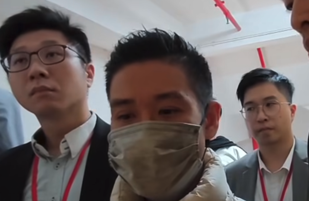 「鴻毅建築師」大股東黃俠然(中)於11月28日被廉政公署柙返辦公室。