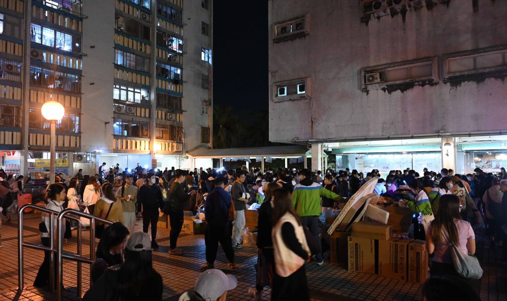 當日晚上，人頭湧湧，分發食品與日用品。（資料圖片）