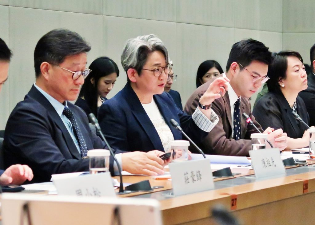 陳文宜議員認為目前安裝的障礙在於費用責任如何分攤，而非技術層面問題。（相片來源：陳文宜Facebook專頁）
