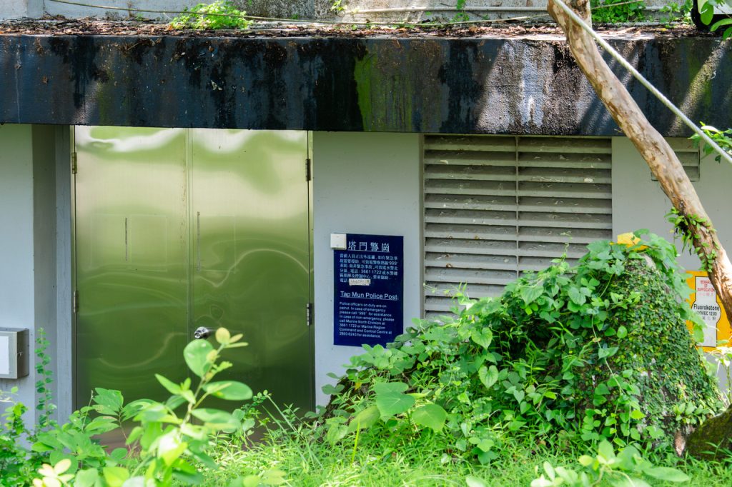 一旦撤走警崗，未知該建築物的用途。（梁樂怡攝）
