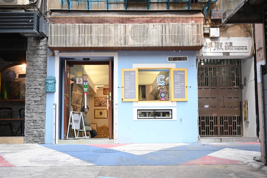 疫情期間有人失業，亦有人創業。一個小小的城市藏著200多家新開咖啡店，但嘉言說這些創業者缺乏培訓，質素参差不齊。