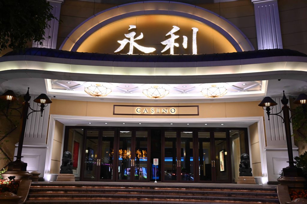 太陽城創辦人周焯華被定罪後，大型娛樂場的貴賓廳相繼倒閉，一般的娛樂場數目銳減。