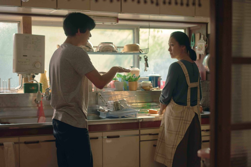 《聽見兩個世界》拍攝前向CODA取材作資料搜集，戲中兒子正視母親眼睛說無情的話。（《聽見兩個世界》劇照）