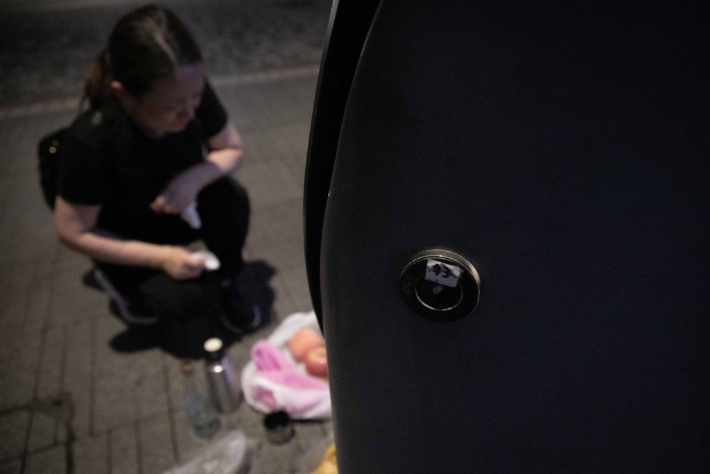 琼姐在丈夫死忌那天,終於在丈夫同事口中知悉「43號」的位置。