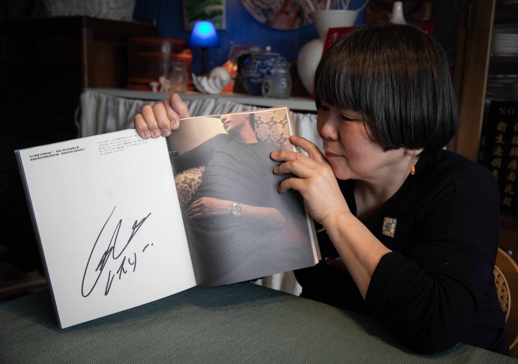 小野寺收藏大量張國榮的物品。(關震海攝)