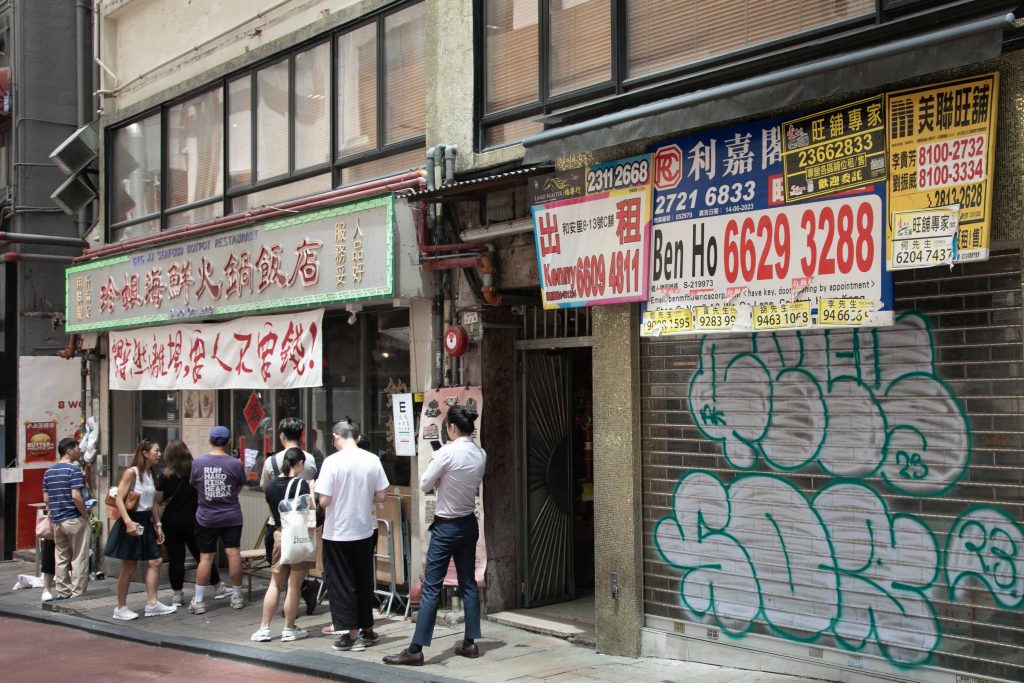 疫後飲食業競爭激烈，排隊人氣餐廳同告結業。