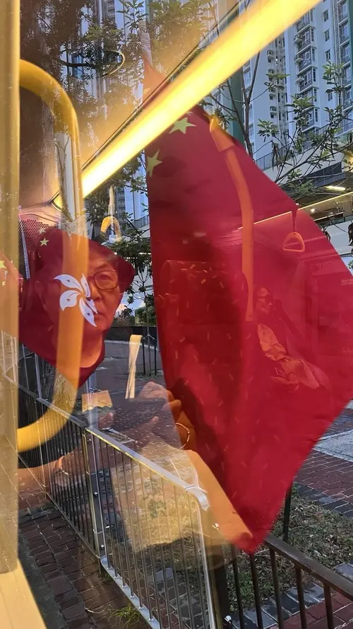 記者於今年搭巴士往深水埗，路旁的國旗與區旗也蓋過了行車的視線。