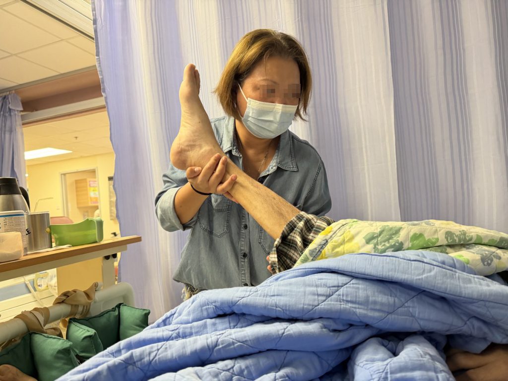 Joe不幸癱瘓，家中頓失枝柱。阿儀每天照顧寵物、上班、照顧丈夫，體力透支。（劉彥汶攝）