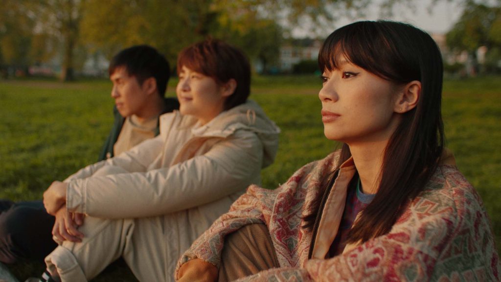 準備離英回流香港的堅，離開前心事重重，與New comer 形成很大對比。（《逆留》劇照由鮮浪潮提供）