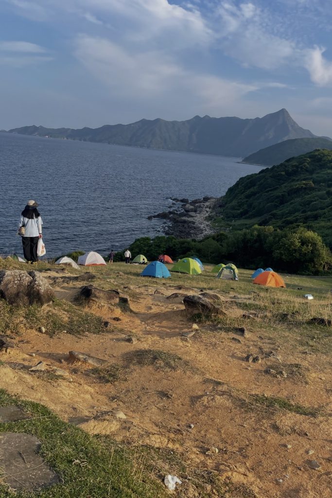 每逢假日，不少遊客到塔門島上露營，有村民形容令草地已寸草不生。（村民提供相片）
