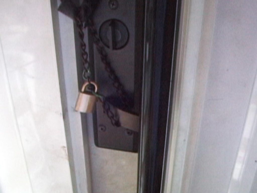 當姊姊病發時,父母將門緊鎖,並繫上鎖鏈。(《愛的家鎖》劇照)