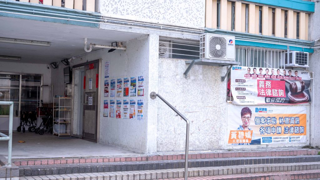 本刊曾親身到黃碧嬌辦事處查詢，但議員不在辦事處，電話亦未能接通。