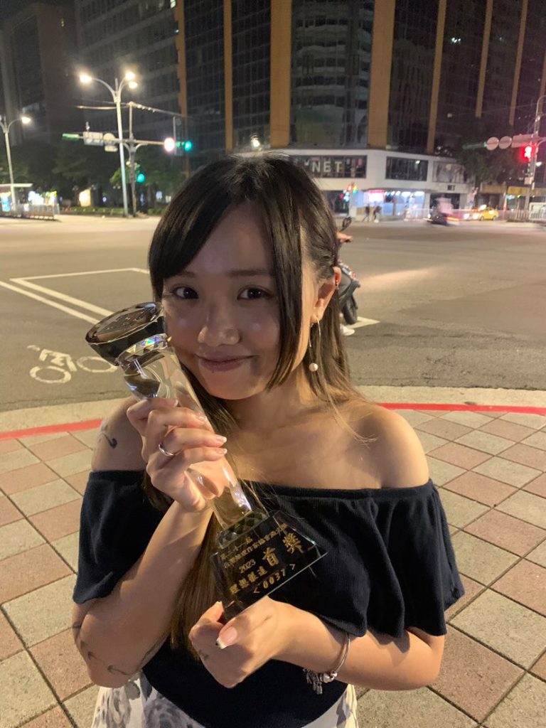 今年2月，她從英國到台灣參與台灣角川的頒獎禮，也取回她的推理小說獎項獎杯。（相片由受訪者提供）