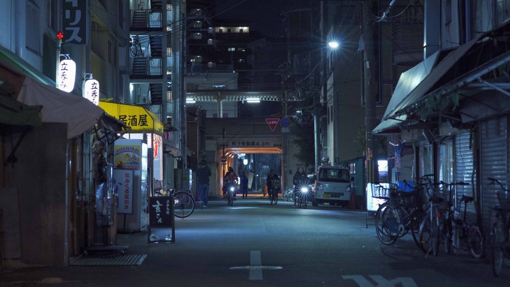 夜逃屋,是協助人們在晚上搬家的公司,天一亮,人們便在新的地方以新身分開展第二人生。(《人間蒸發株式會社》劇照)