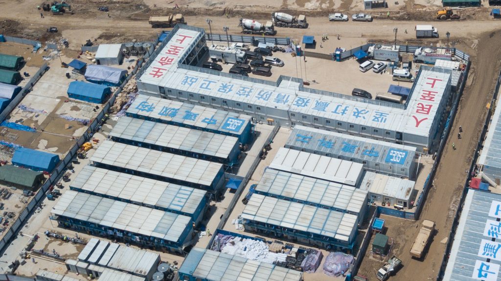 2022年因疫情急上馬興建的應急醫院,當年鄰近的阿疫太空艙寫上「生命至上、人民至上」的字眼。(《誌》資料圖片)