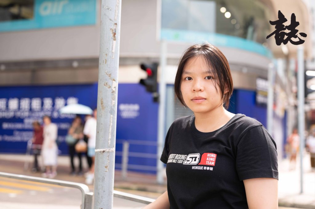 2023年的希臘雅典衛城國際武術錦標賽，向籽嬴因年齡不足不被安排參賽，但卻發現與她年齡相同的隊友卻被派出賽，當中安排感到不公。