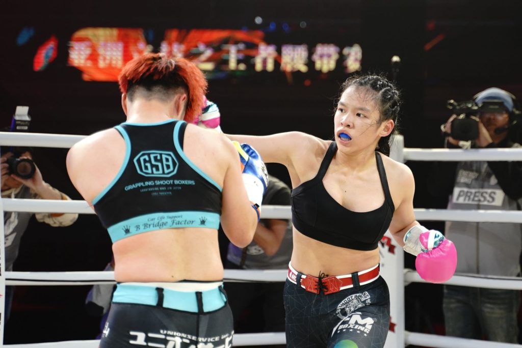兩兄妹早前參與亞洲立技之王者腰帶賽，向籽嬴首度拿下女子Featherweight International Championship金腰帶。（相片由受訪者提供）