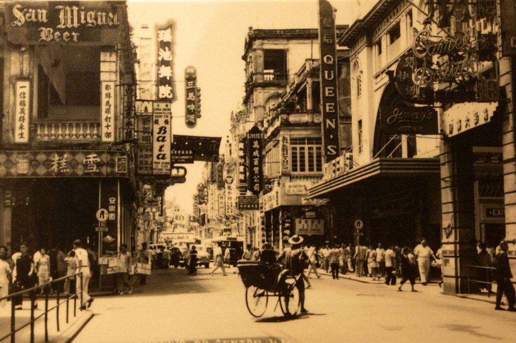 林炳堯在札記《史維所巡艦記》中寫道：「余電伍舜德君，故人無恙，心殊慰藉。余等同往福祿壽茶點，7時回艦。伍君贈余等每人香片茶葉半斤。」當中的伍舜德，即美心集團創辦人。相片為福祿壽餐廳附近。