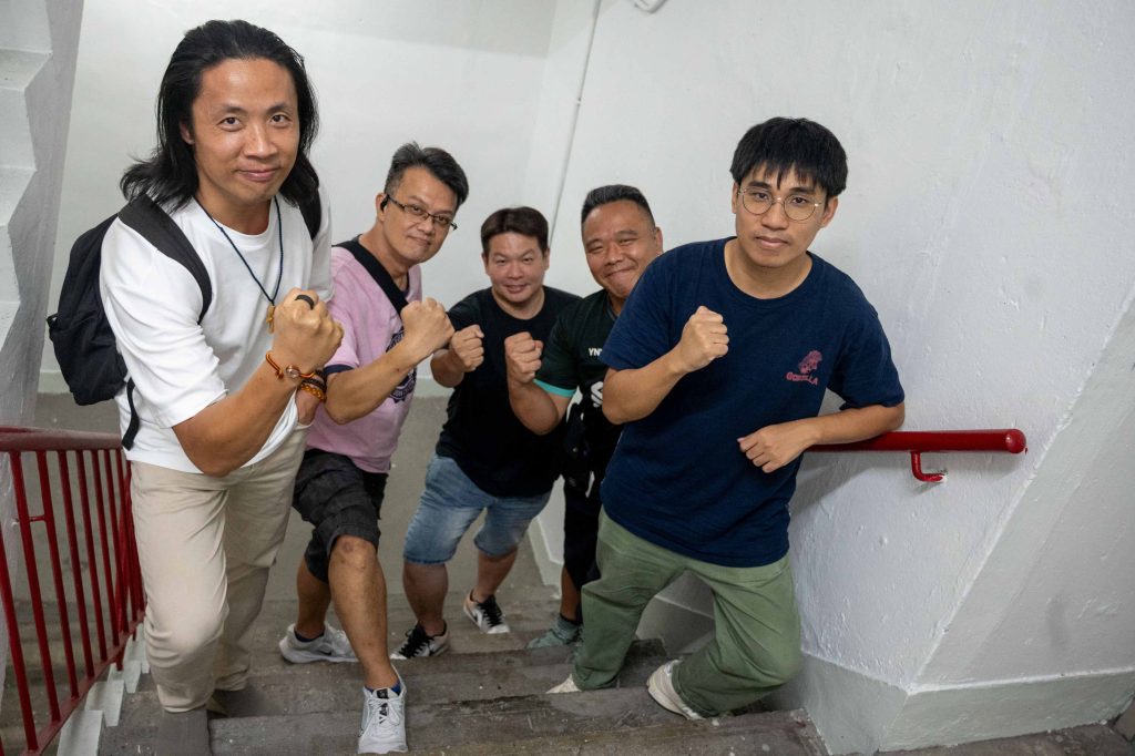 副會長阿英、阿龍、會長阿威、理事阿聰、飲食及酒店業職工總會幹事溫阿堅（左至右）認為幸有大家團結、互相扶持才能成就工會。（劉彥汶攝）