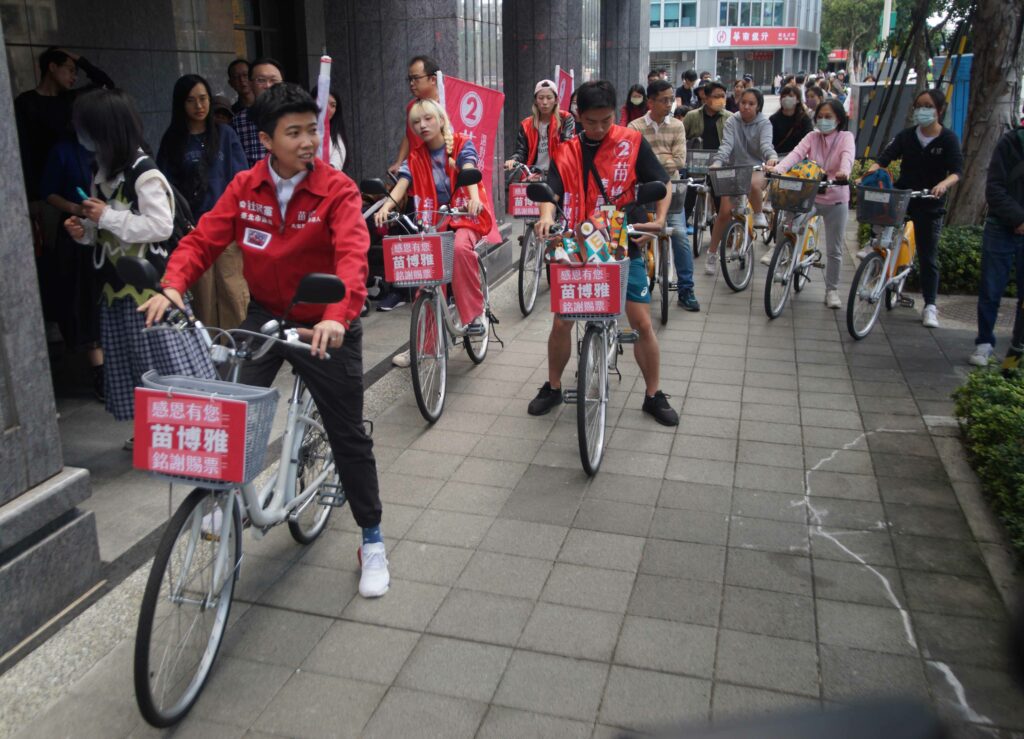 據記者現場觀察，苗博雅的支持者以年輕人為主。（陳嘯軒攝）
