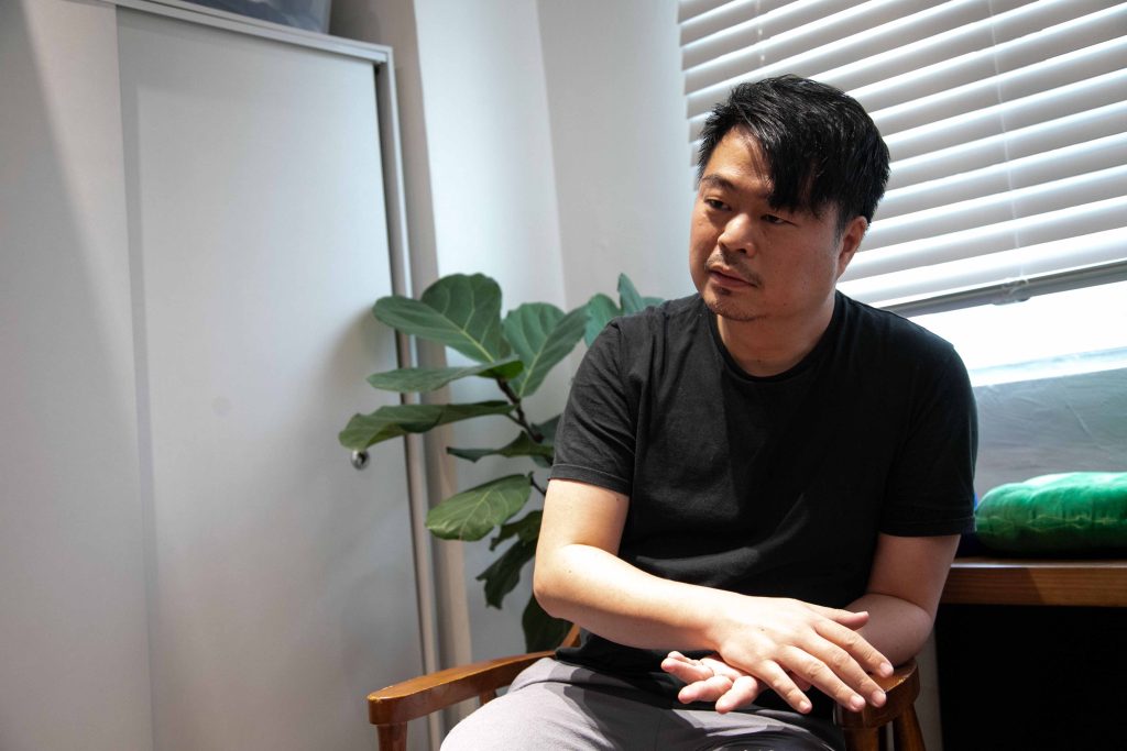 翁子光是荃灣老街坊，對案中父親的茶餐廳位置、附近的鄰里都很熟悉。（劉彥汶攝）