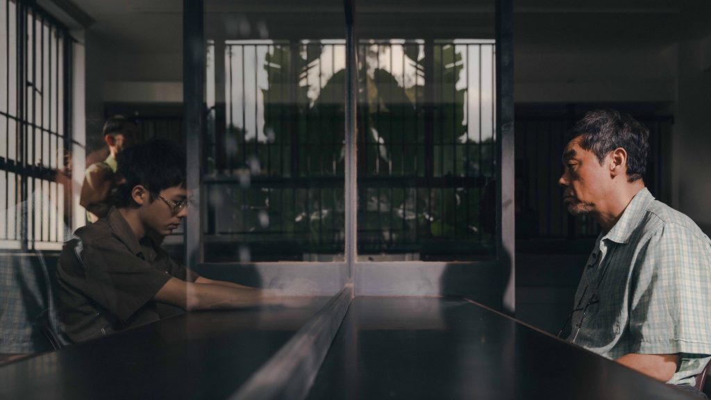 透過探望被判入小欖精神病治療中心的兒子，父親學習如何放下，雙方亦逐漸重建關係。（《爸爸》劇照由高先電影提供）