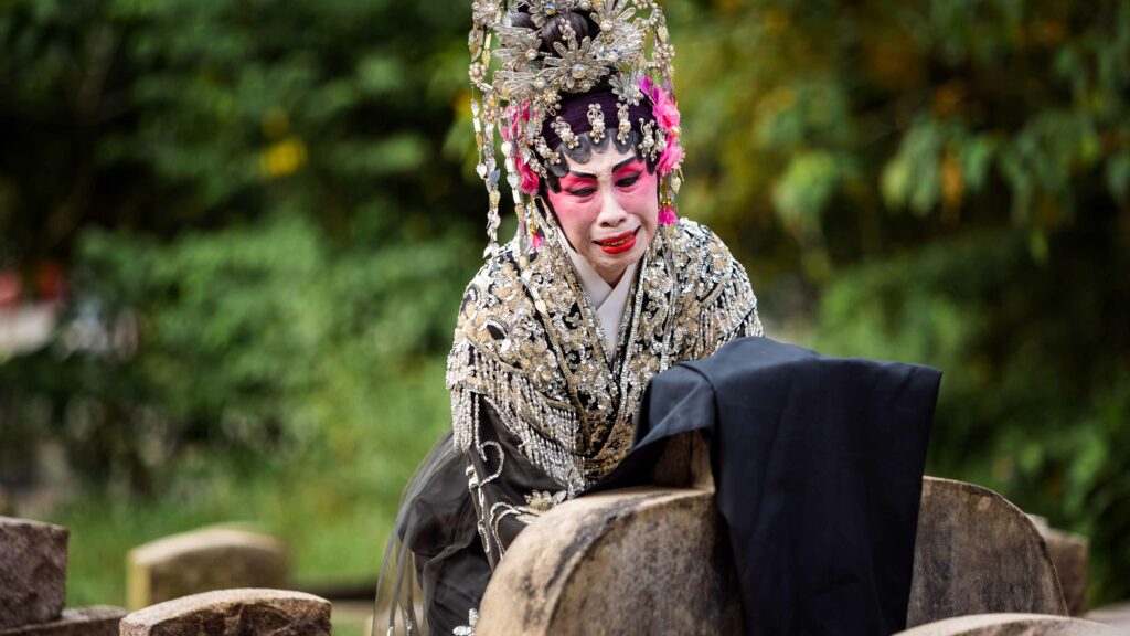 馬來西亞演員蔡寶珠飾演當時在半山芭演出粵劇遇害的戲班班主，張吉安訪問到真實的戲班成員，5月12日演出《六國大封相》，13日演出《六月雪》。原定14日演出《白蛇傳》，但最後也沒能演出。（《五月雪》劇照由高先電影提供）