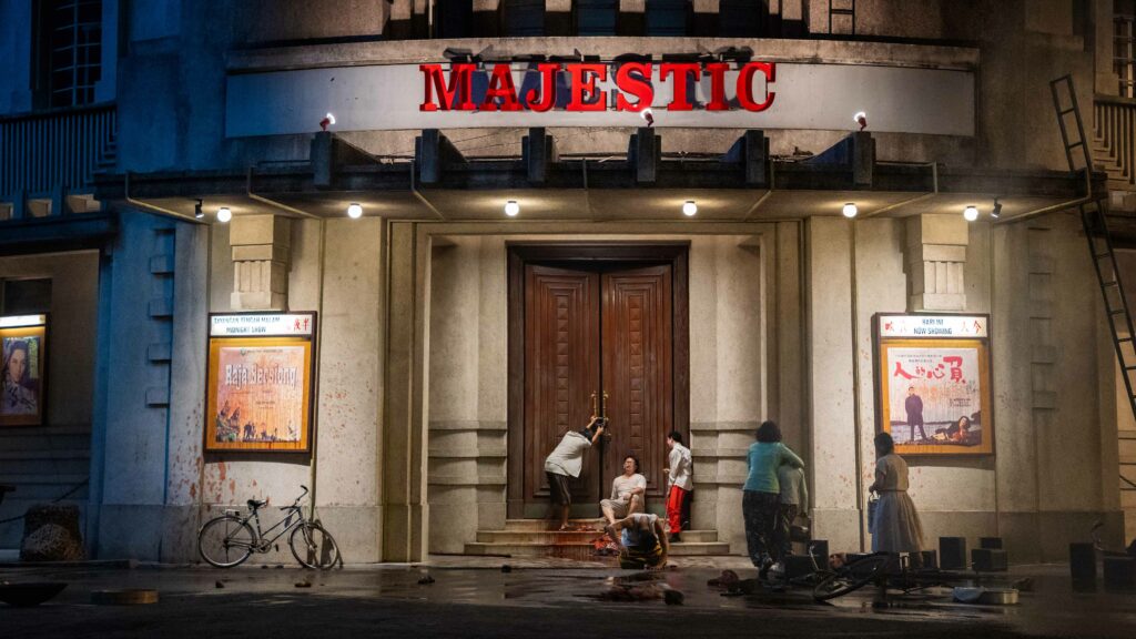 半山芭的大華戲院是五一三事件的其中一個重災區，當天戲院正在播放電影《負心的人》。（《五月雪》劇照由高先電影提供）