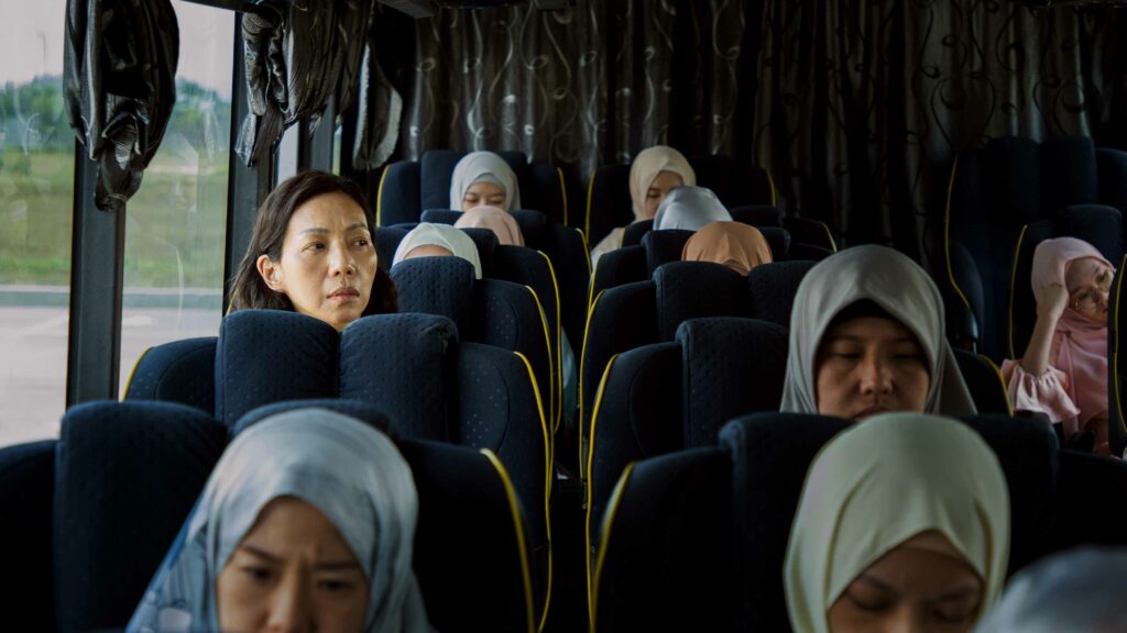 由於國內演員都冇顧慮，劇組只能邀請國外的萬芳飾演小英。（《五月雪》劇照由高先電影提供）