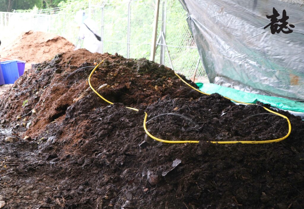 堆肥旁設吹風機，在堆肥底下有兩條管道噴風，令空氣流通，不會因過熱殺死有益物質。堆肥上有水喉，每兩至三日扭開灑水，補充水份去分解。最好同步翻動，但因人手時間不足，只能一星期翻一次。
