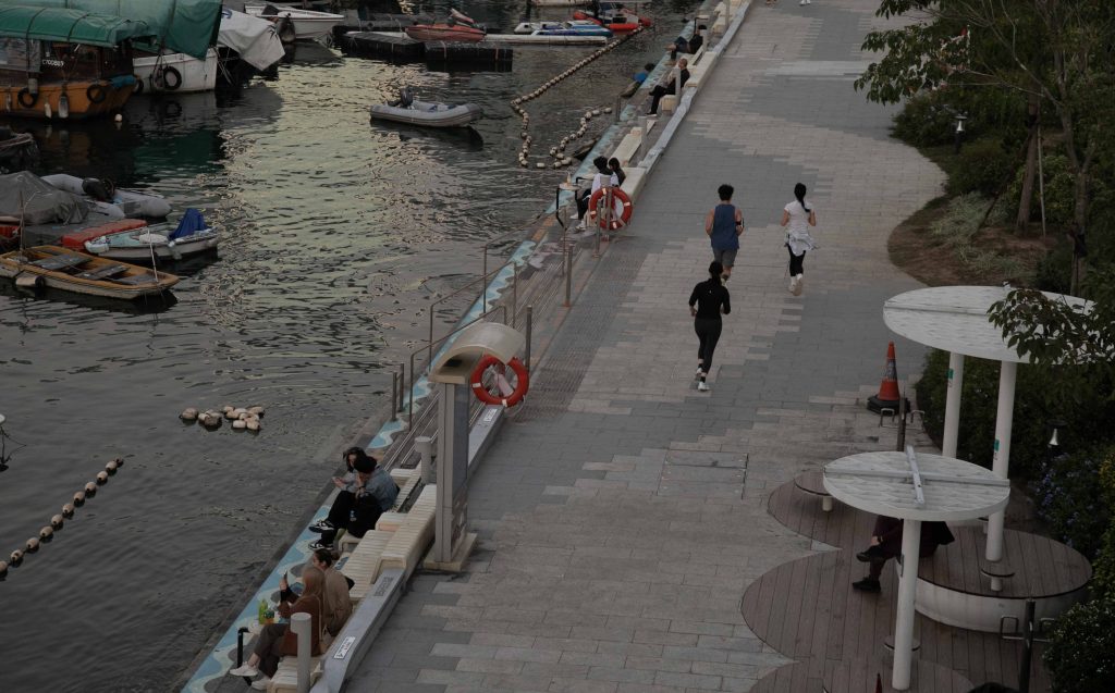 銅鑼灣避風塘環境僻靜，有不少石壆位供途人坐下。