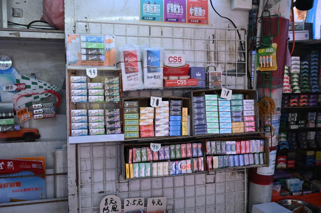 目前香港一包香煙售價$94。