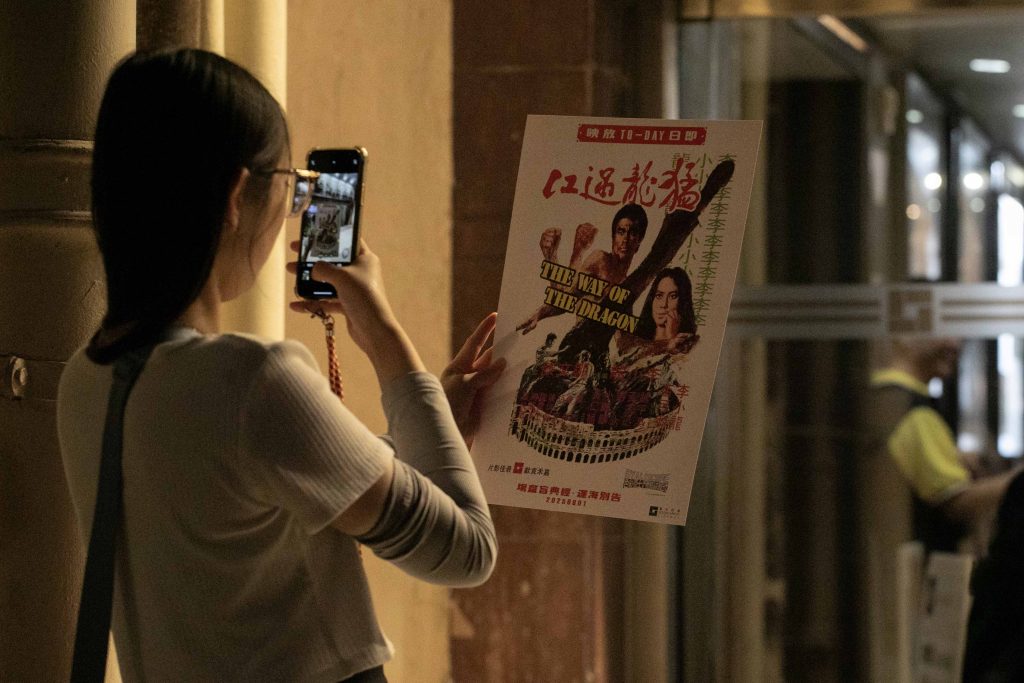 年輕觀眾趁海運戲院最後一天買票入場看盲盒電影。