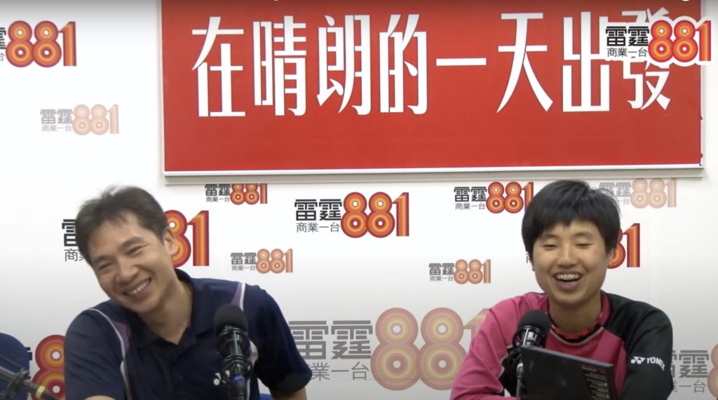 2012年總教頭何一鳴曾在節目中盛讚「黑妹」的拼勁精神。（在晴朗的一天出發YouTube 截圖）