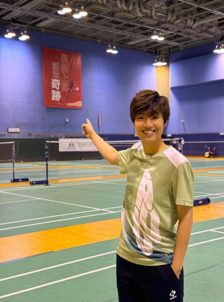 今年3月黑妹在社交媒體宣布退役，她指向「才叔」向她贈言的「輕裝上陣 創造奇跡」，以示將恩師的話銘記於心。（葉姵延-黑妹Facebook 截圖）