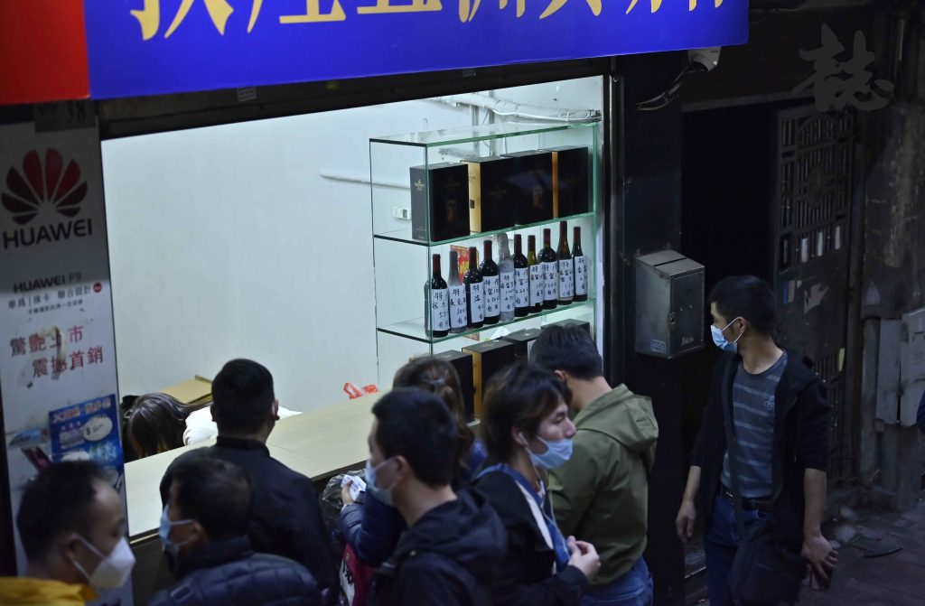 澳門勞工市場一向聘請不少外勞，大多為領取工作簽證—俗稱「藍卡」的內地人。他們每每回到內地都會帶水貨，嘉言指出，如藍卡外勞被發現「走水貨」將會被註銷簽證，但由於「走水貨」利潤豐厚，即使有風險仍然照做。