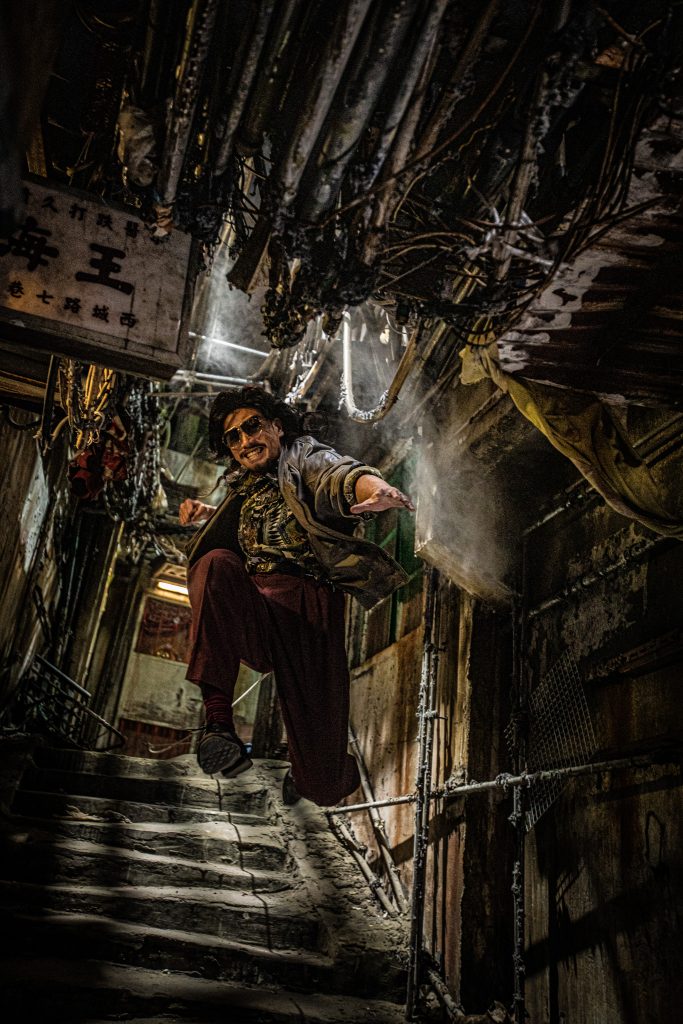 王九一角將神打和氣硬功結合，精通中日兩地文化的動作指導谷垣健治將刀槍不入的那句「頂住」譯成日語「硬直」，貼地的翻譯令日影迷更易懂，《九龍城寨》於4月便推出日語配音版。