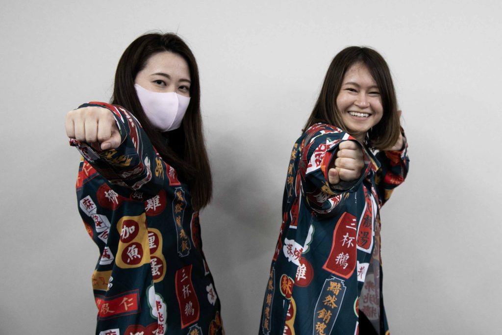 影迷Rikopin（右）是印度電影《RRR》的影迷，影迷間介紹下入戲院看《九龍城寨》，一看便愛上。（關震海攝）