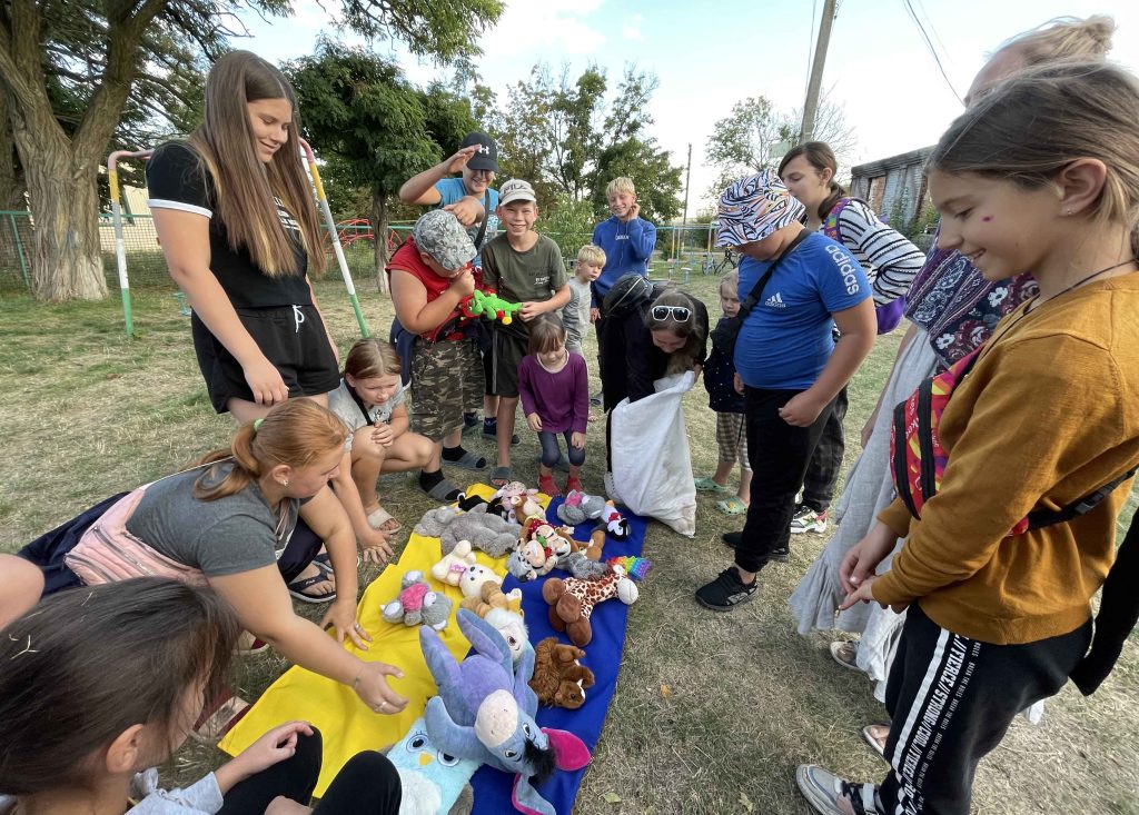 雖然烏克蘭受到戰火破壞，他們希望可以盡量維持正常生活，學童可以如常學習玩耍。