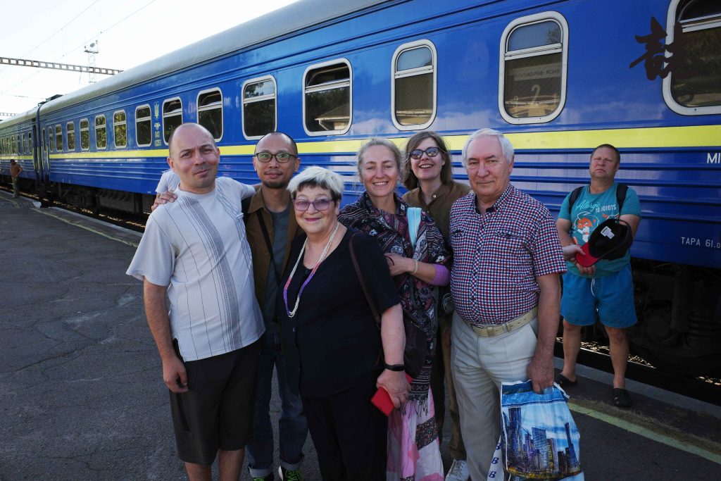 Thomas（左二）回去前，Kateryn親人與他送別。（Thomas提供照片）