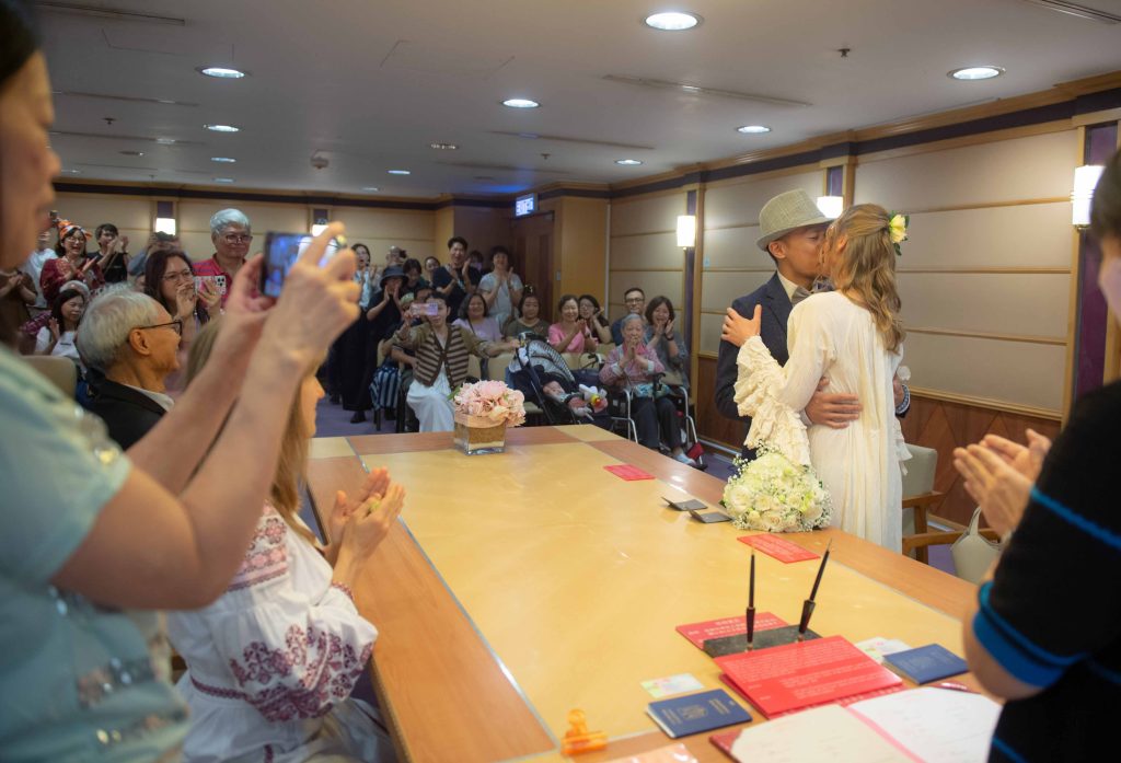 一對港烏戀人在一眾親友見證下簽下婚書。（Thomas提供照片）