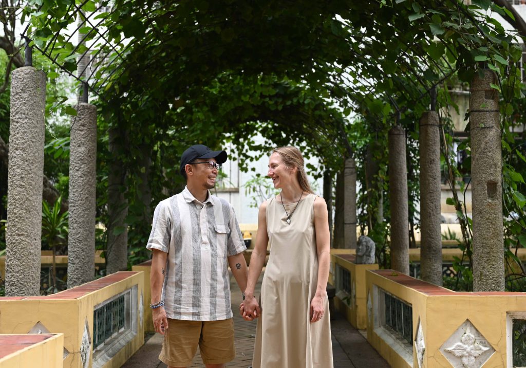 Thomas（左）在烏克蘭辦藝術課程後戀上Kateryna，今年在香港結婚。（關震海攝）